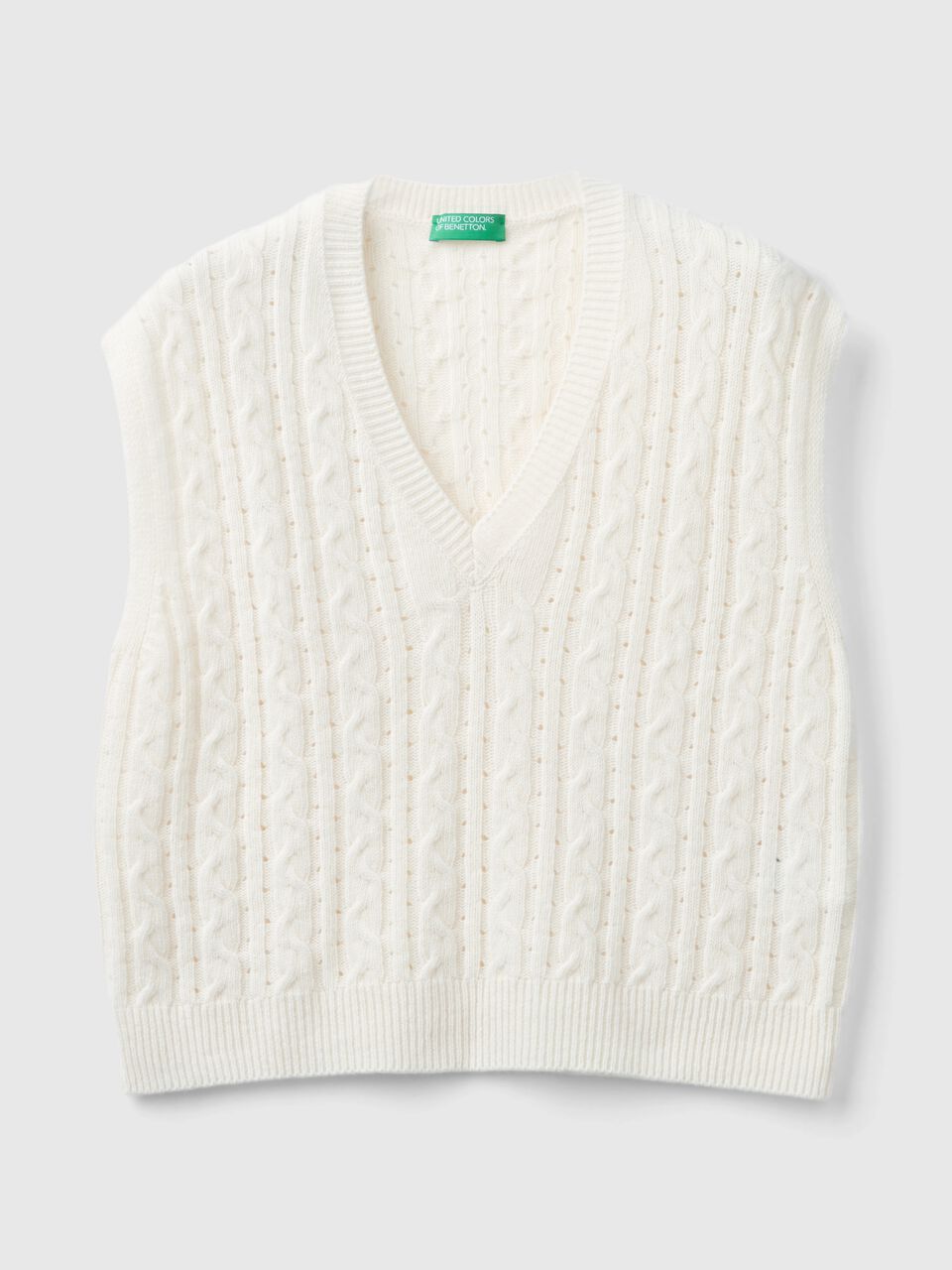 CABLE KNIT V NECK