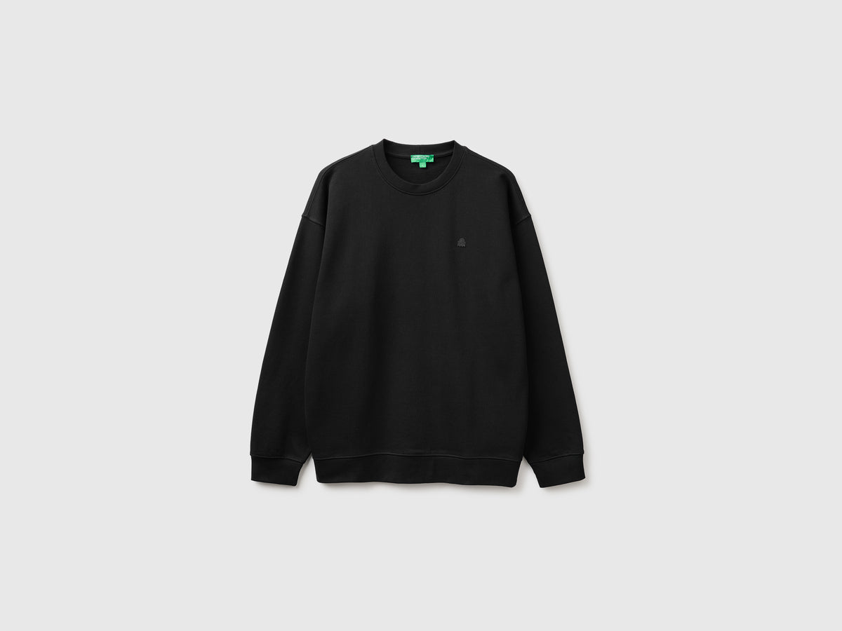 Closed sweatshirt with logo patch