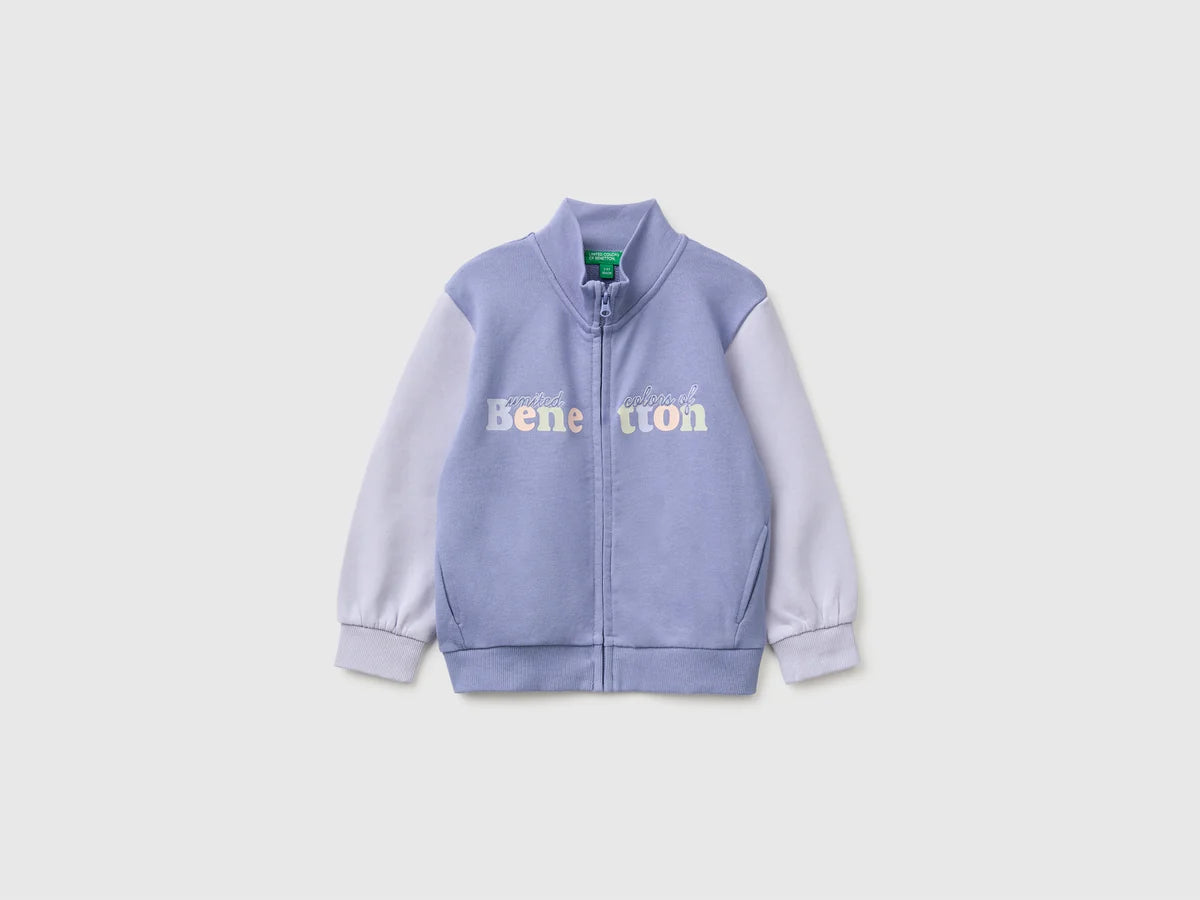 Long-sleeved sweatshirt with a high neck and a practical zip opening. Relaxed fit with inset side pockets and an embroidered logo on the chest.