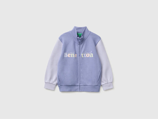 Long-sleeved sweatshirt with a high neck and a practical zip opening. Relaxed fit with inset side pockets and an embroidered logo on the chest.